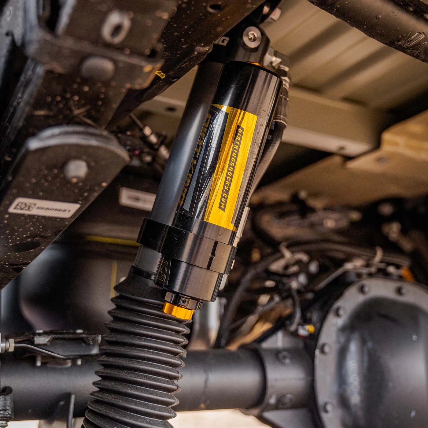 2.5 Smooth Body Shocks | DCA Piggyback Reservoir - 19+ Silverado/Sierra 1500 | Dirt King